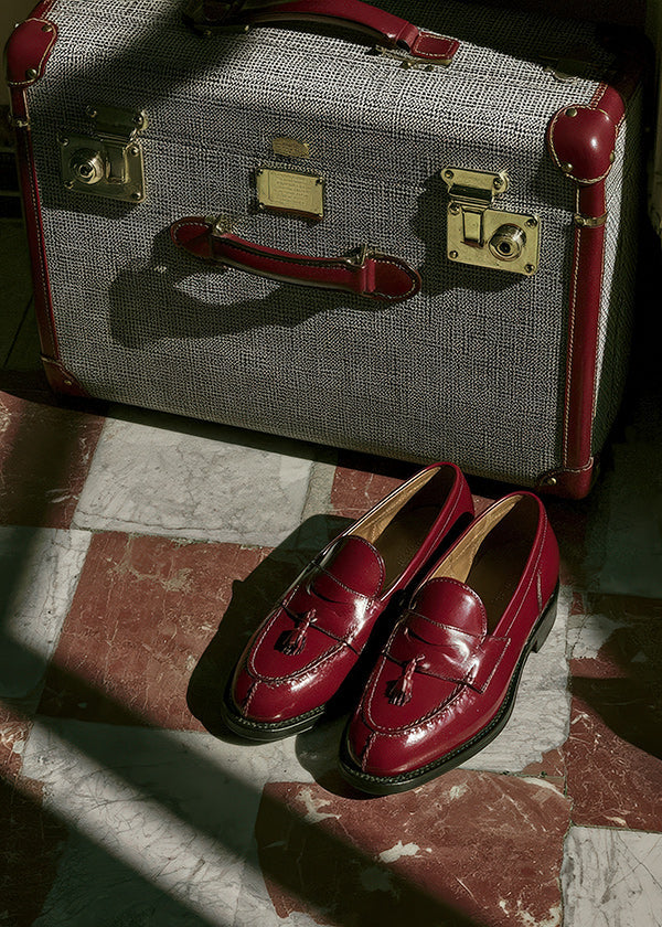 Photographie de voyage: valise vintage et mocassins rouges