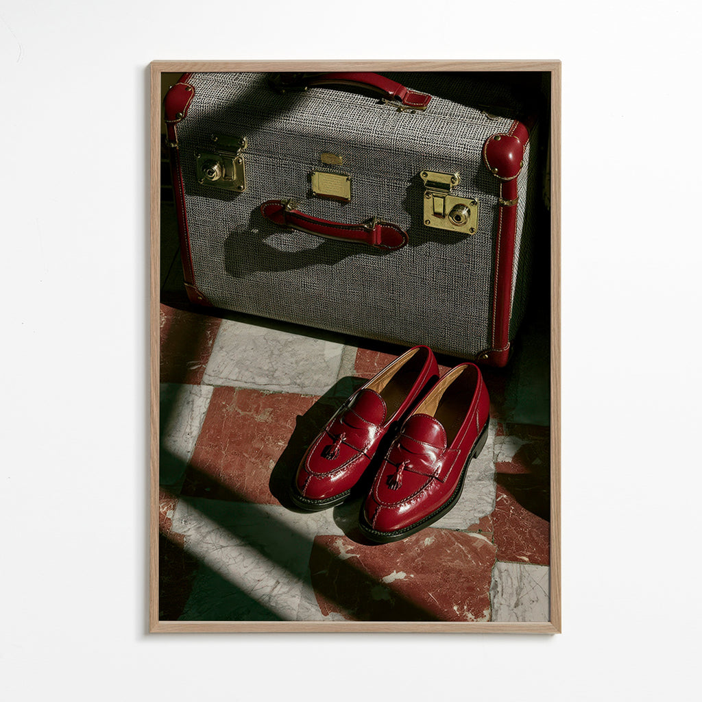 Photographie de voyage: valise vintage et mocassins rouges