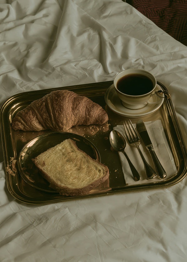 Art de cuisine: petit-déjeuner sur plateau