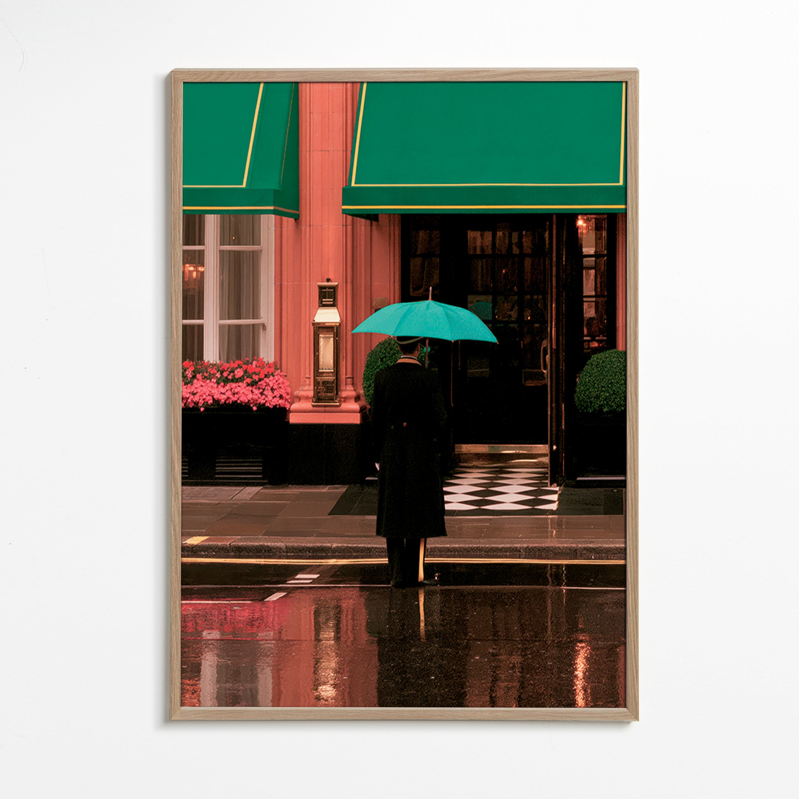 Photographie urbaine: silhouette sous parapluie et reflets