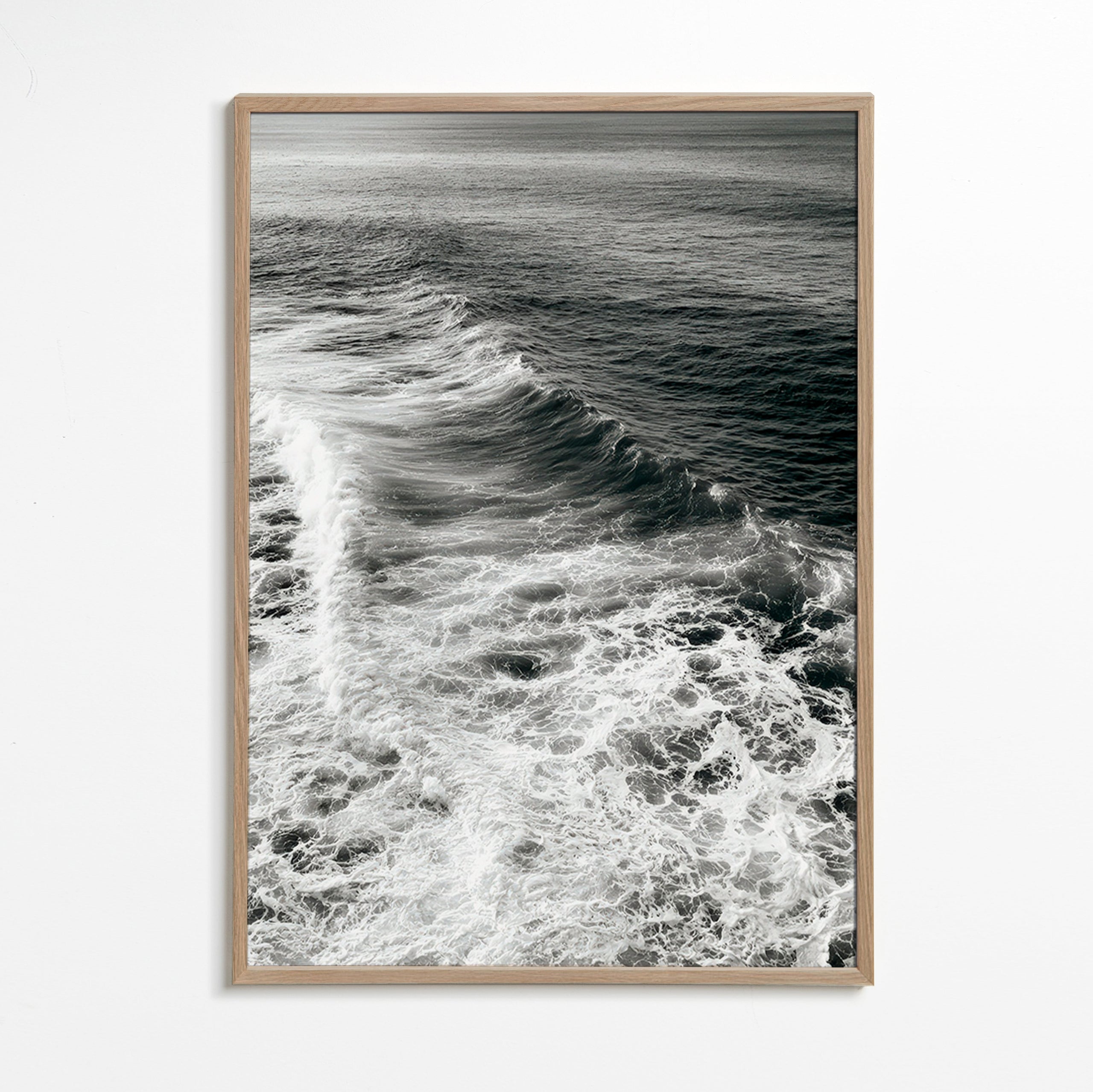 Photographie de vagues en noir et blanc