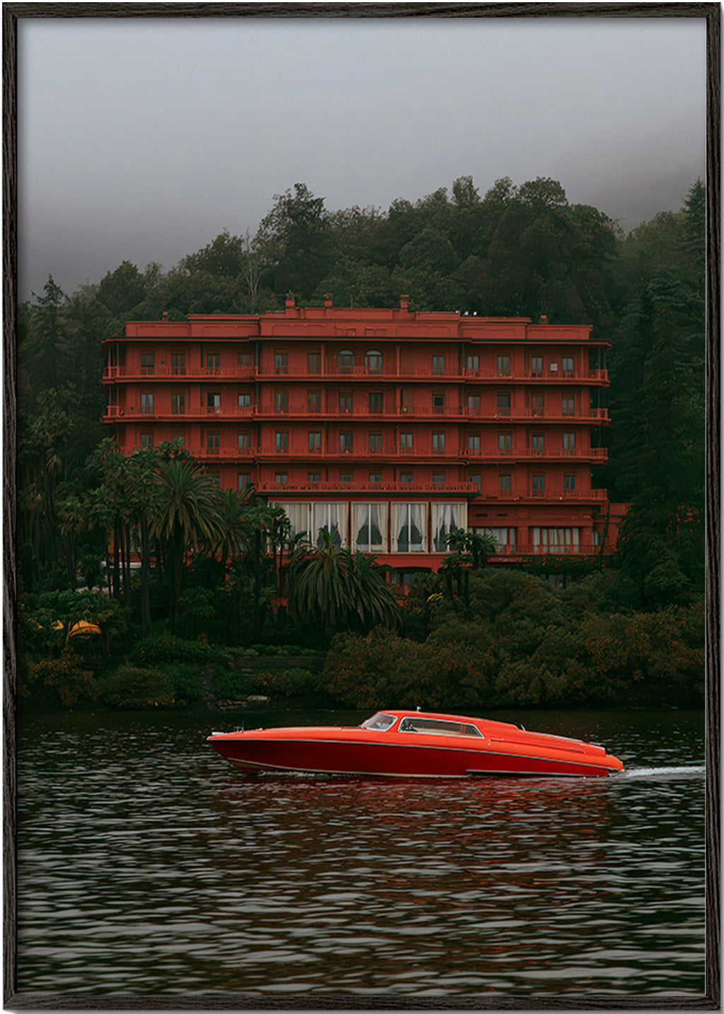 Tableau de paysage avec hôtel rouge et bateau