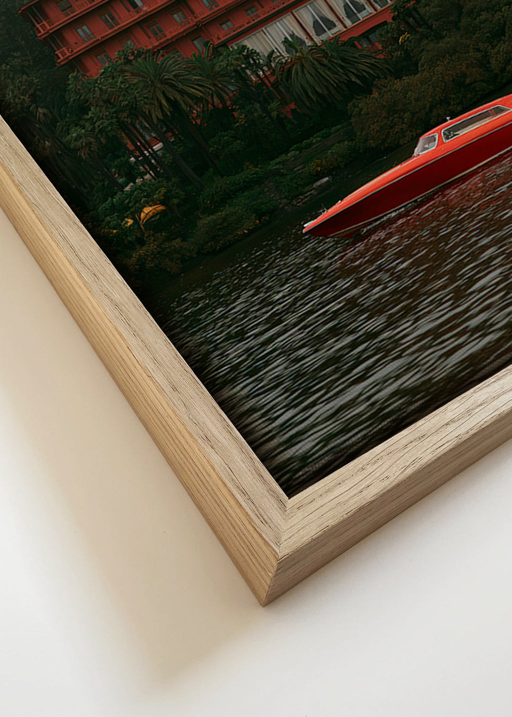 Tableau de paysage avec hôtel rouge et bateau