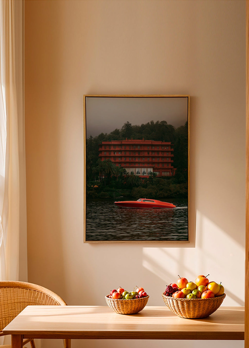 Tableau de paysage avec hôtel rouge et bateau