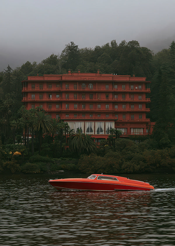 Tableau de paysage avec hôtel rouge et bateau