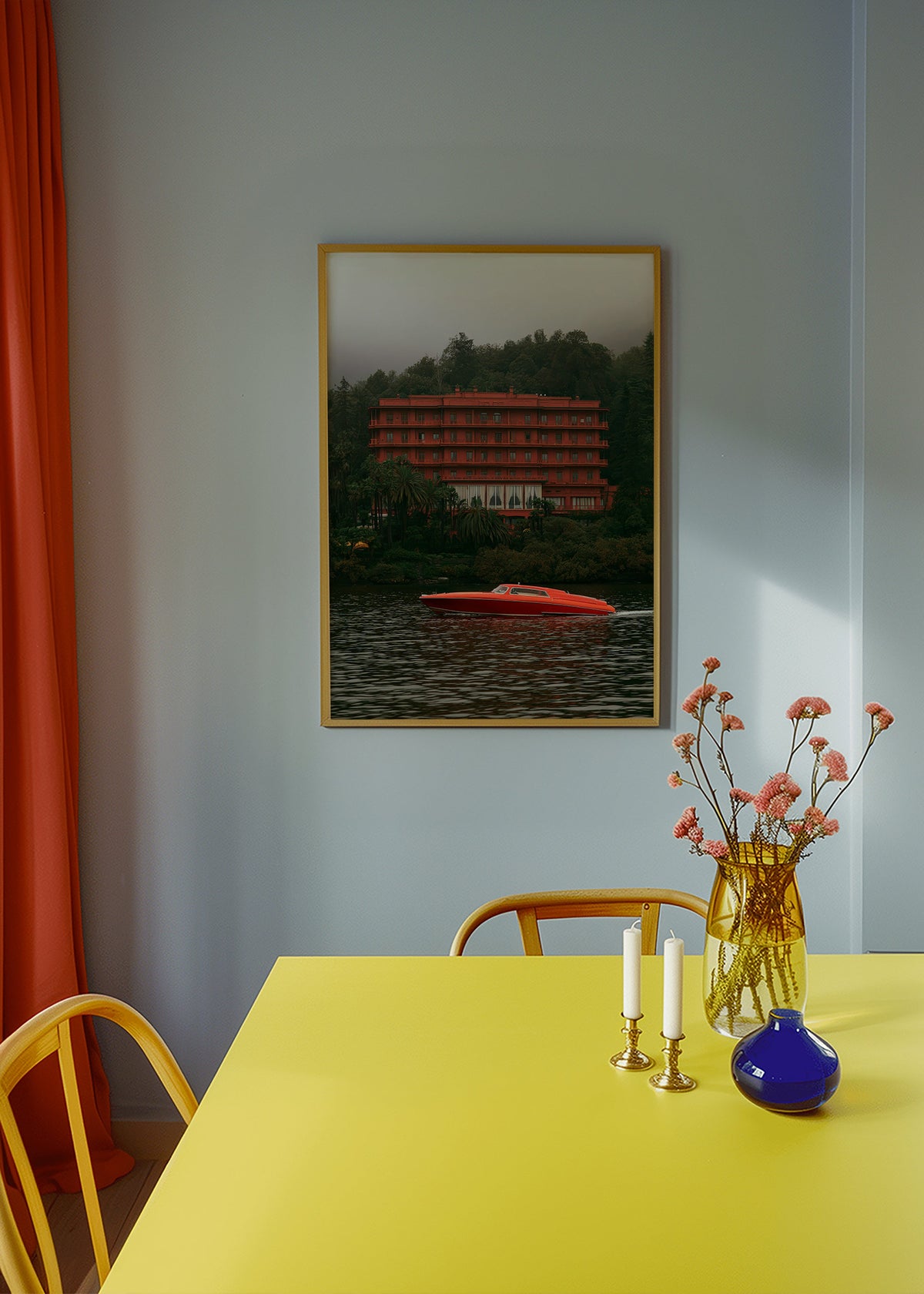 Tableau de paysage avec hôtel rouge et bateau