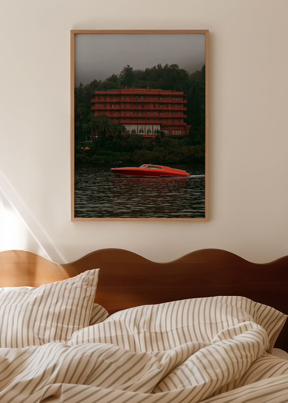 Tableau de paysage avec hôtel rouge et bateau