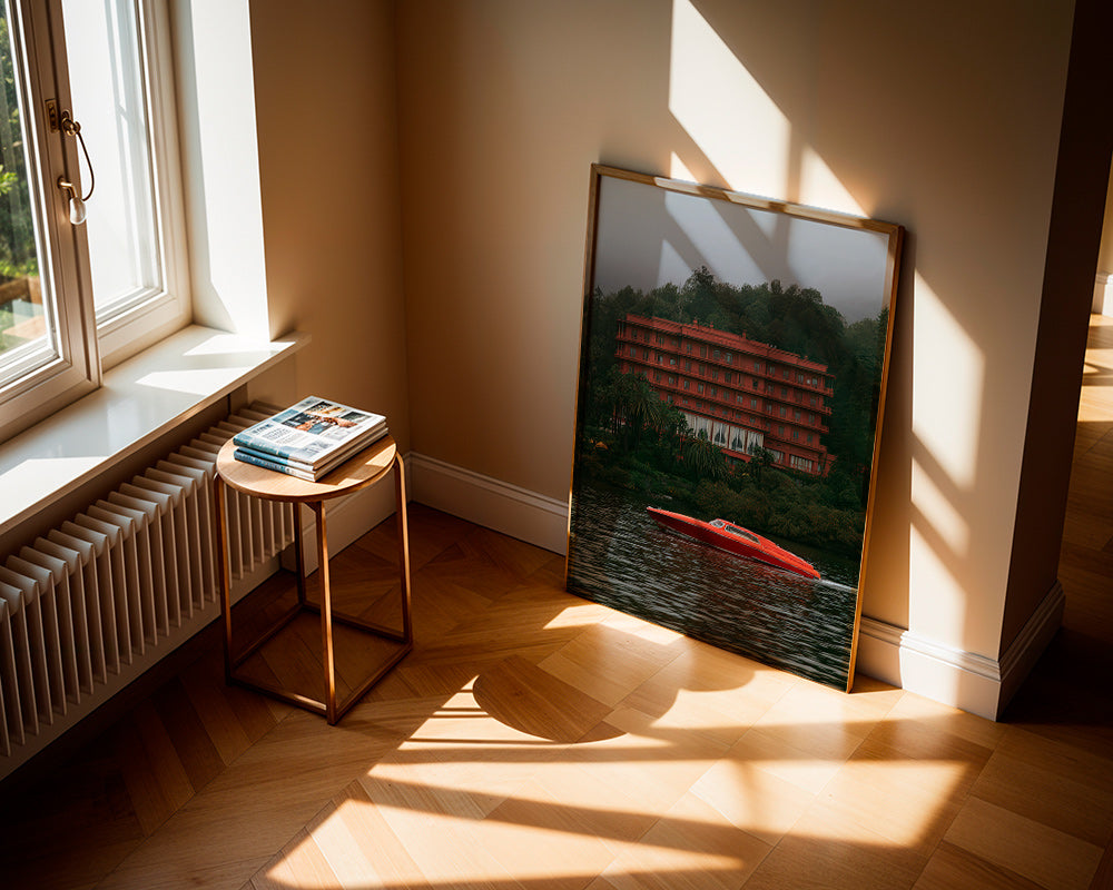 Tableau de paysage avec hôtel rouge et bateau