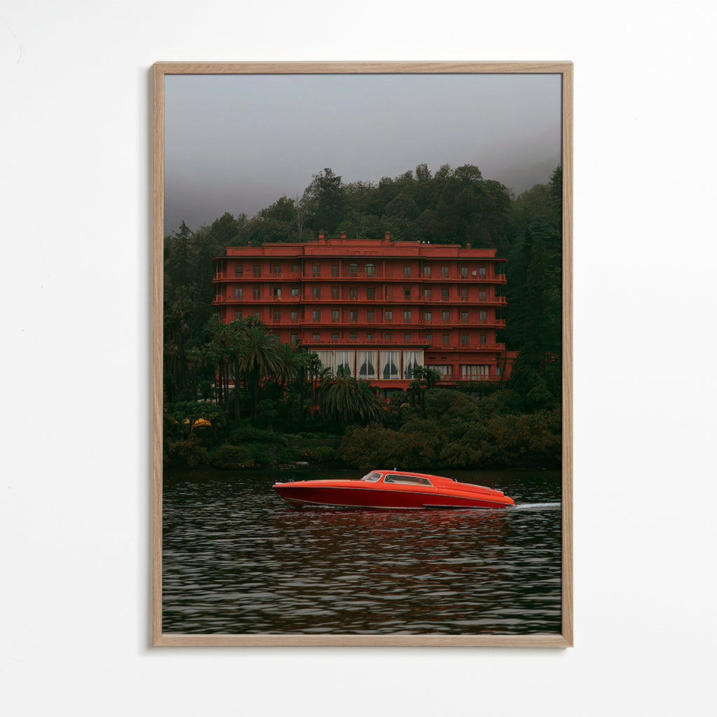 Tableau de paysage avec hôtel rouge et bateau