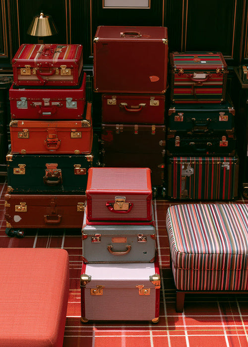Affiche de voyage avec valises rouges empilées