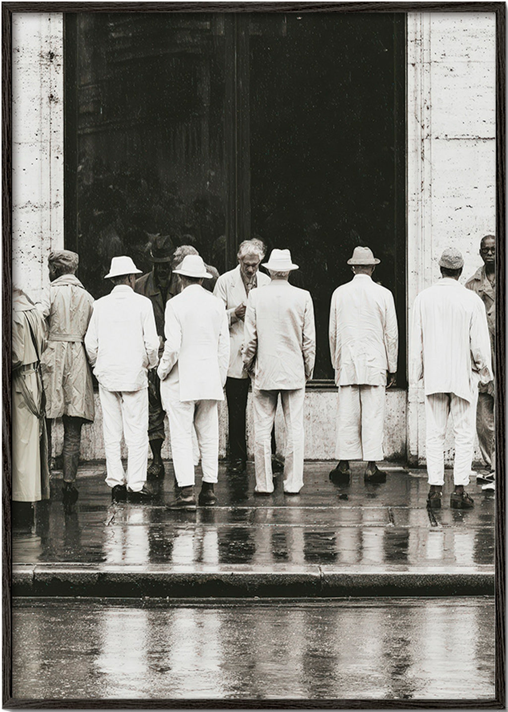 Photographie noir et blanc d'hommes de dos sous la pluie
