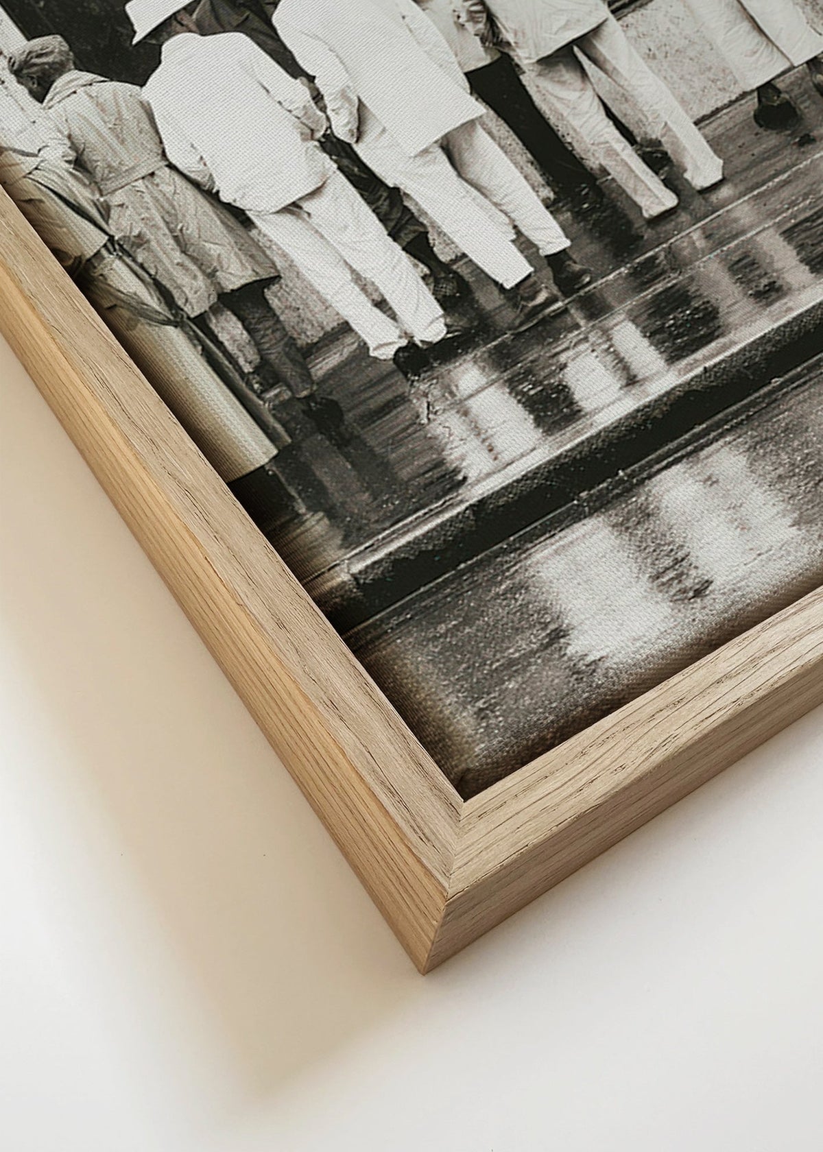 Photographie noir et blanc d'hommes de dos sous la pluie