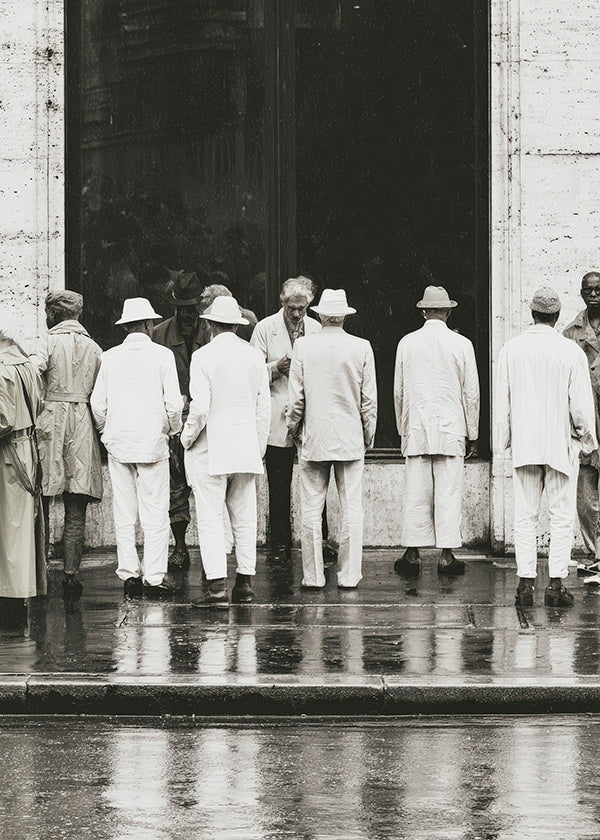 Photographie noir et blanc d'hommes de dos sous la pluie