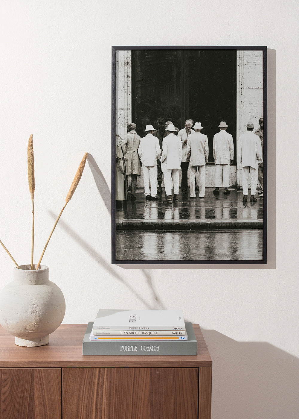 Photographie noir et blanc d'hommes de dos sous la pluie
