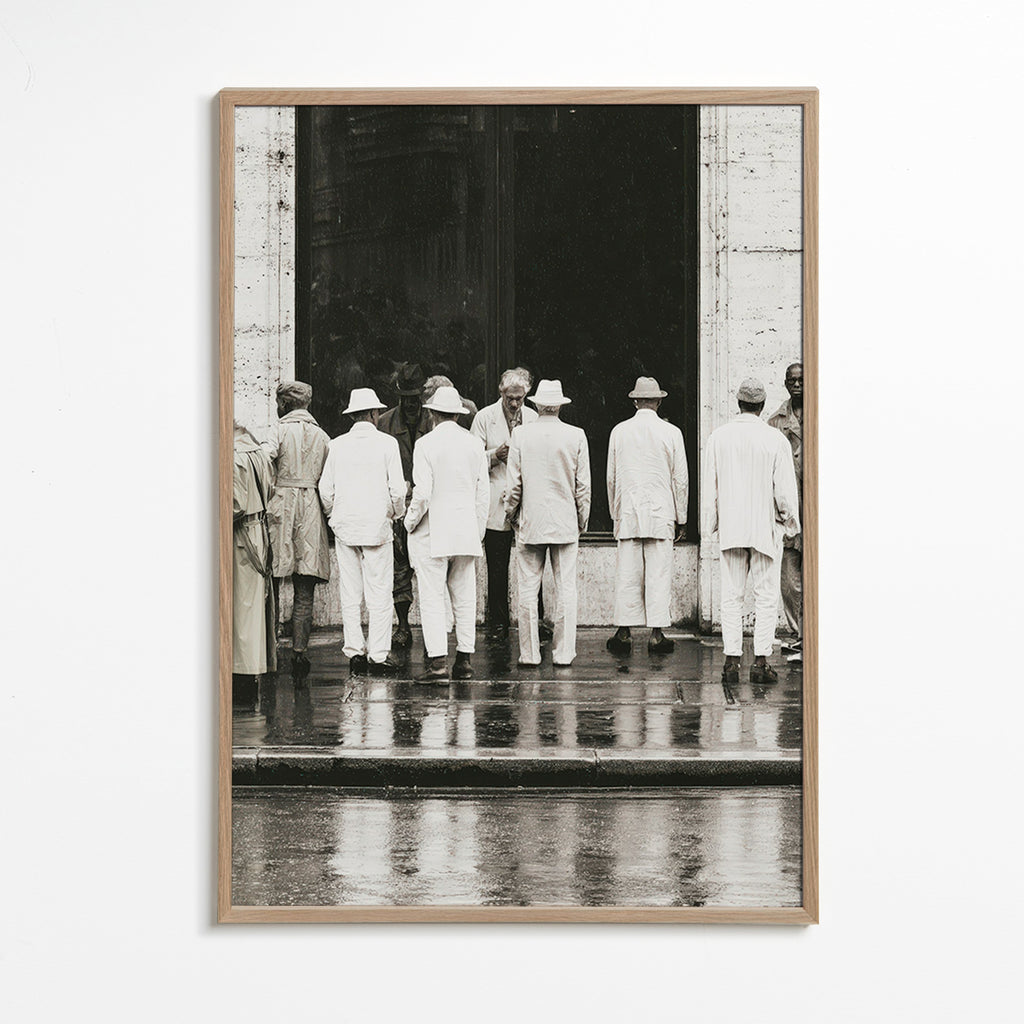 Photographie noir et blanc d'hommes de dos sous la pluie