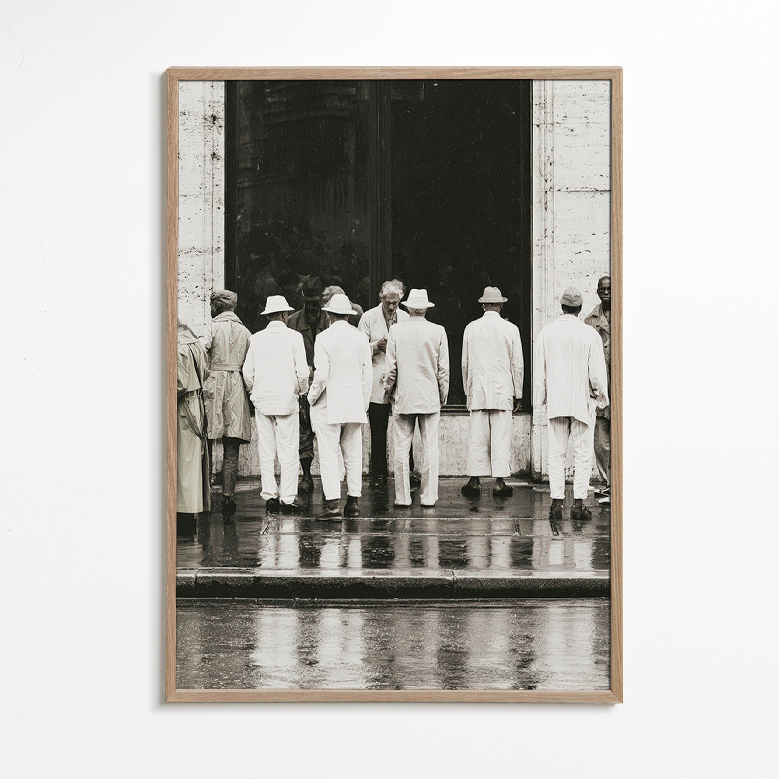 Photographie noir et blanc d'hommes de dos sous la pluie