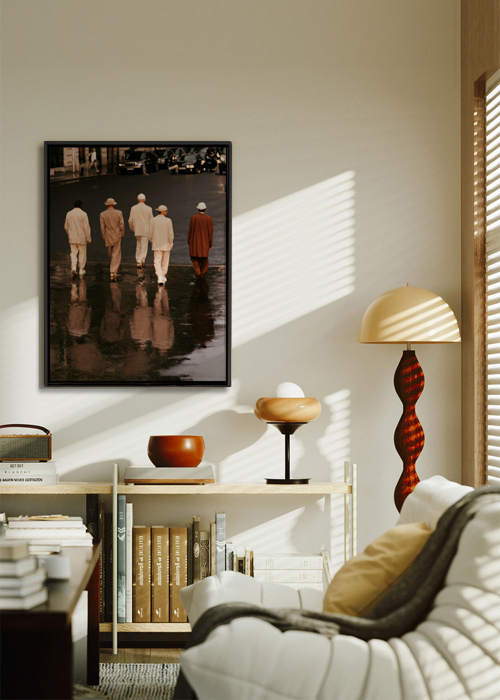 Photographie urbaine: cinq silhouettes sous la pluie