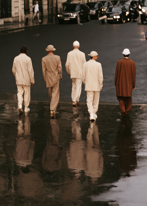 Photographie urbaine: cinq silhouettes sous la pluie