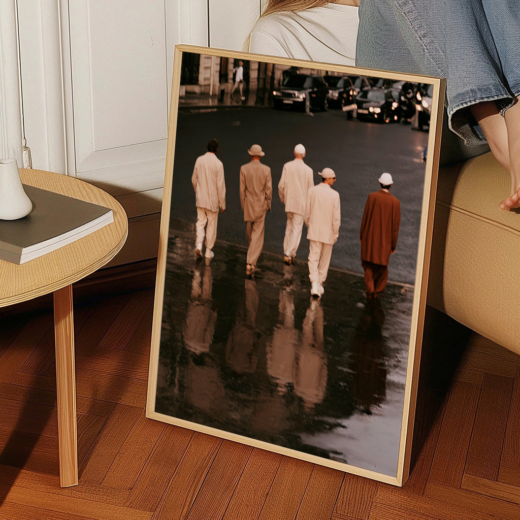 Photographie urbaine: cinq silhouettes sous la pluie