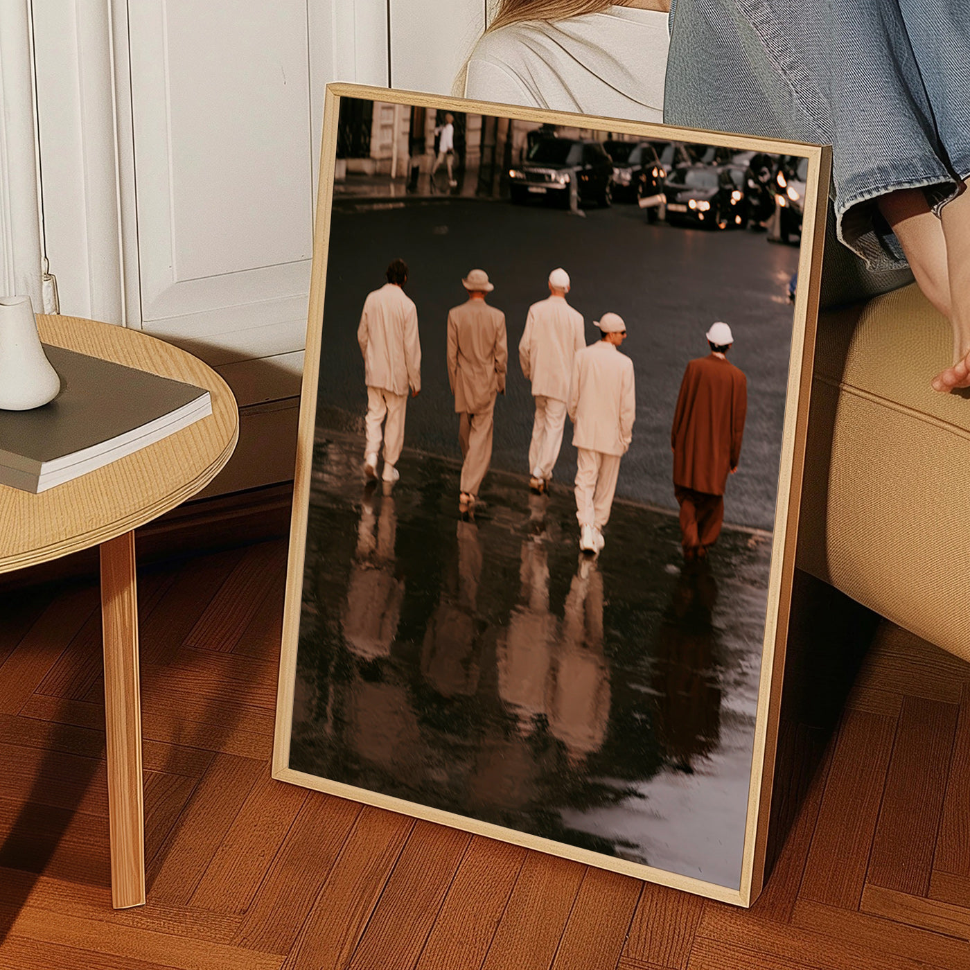 Photographie urbaine: cinq silhouettes sous la pluie