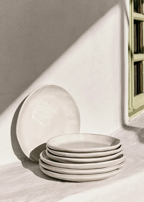 Art de cuisine: céramiques blanches à la lumière