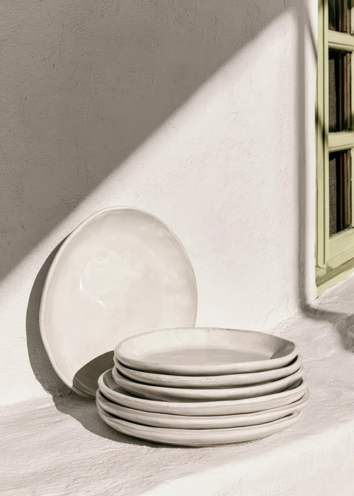 Art de cuisine: céramiques blanches à la lumière