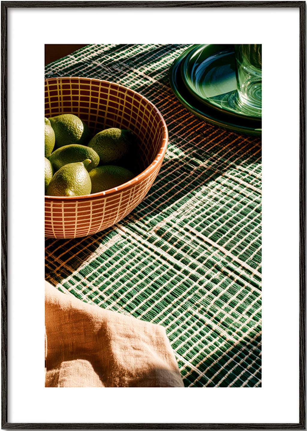Art de cuisine: limettes dans un bol sobre tissu gráfico