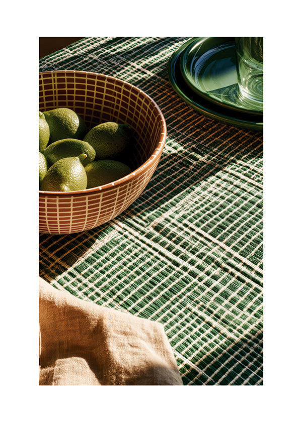 Art de cuisine: limettes dans un bol sobre tissu gráfico