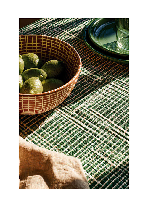 Art de cuisine: limettes dans un bol sobre tissu gráfico