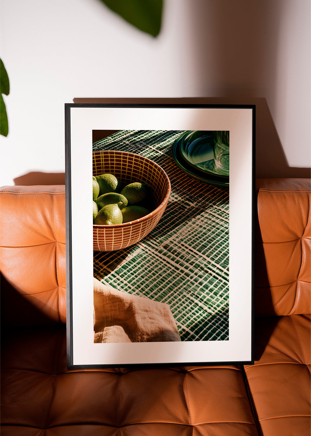 Art de cuisine: limettes dans un bol sobre tissu gráfico