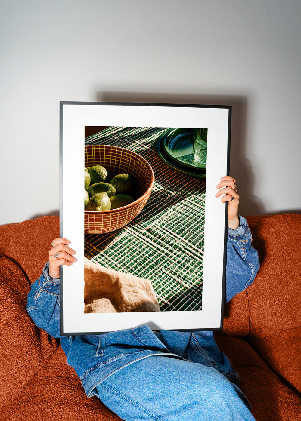 Art de cuisine: limettes dans un bol sobre tissu gráfico