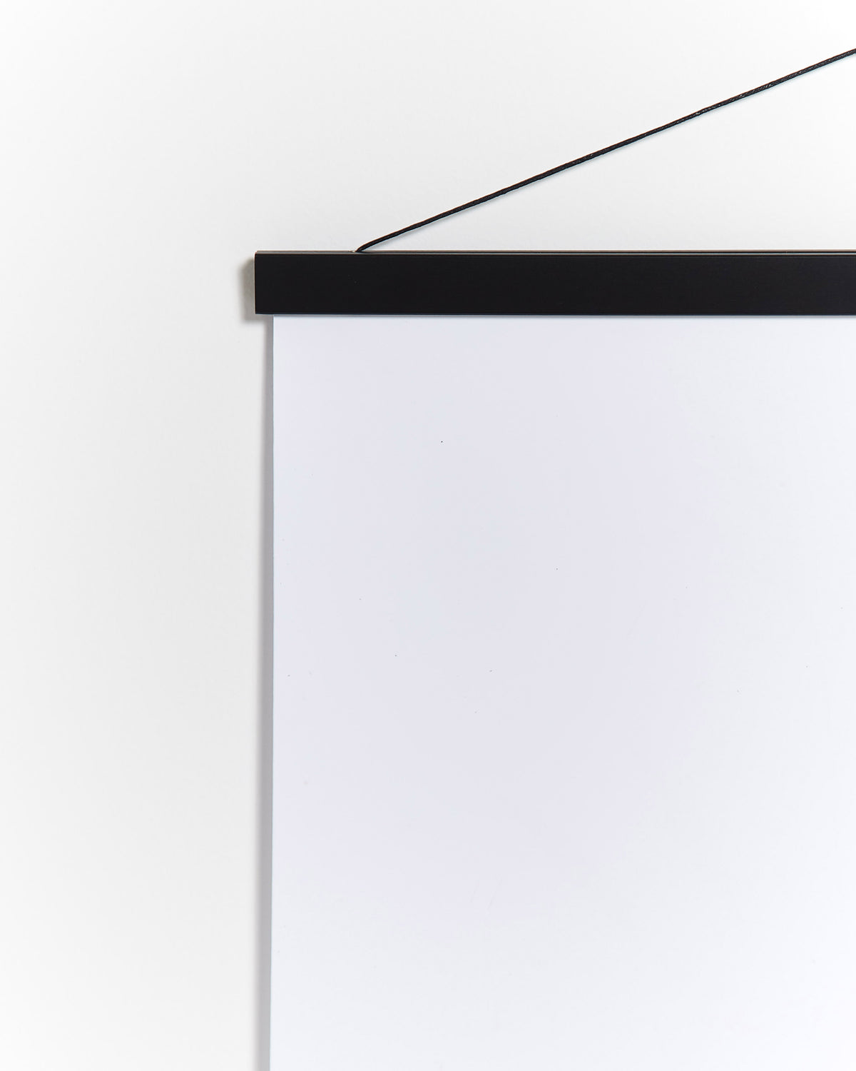 Porte affiche en bois noir 60 cm